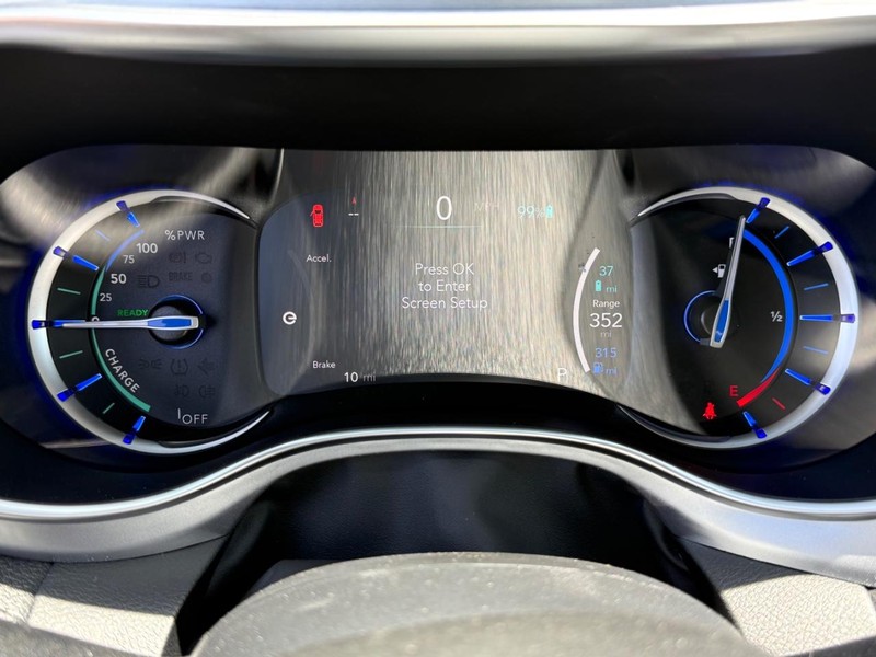 Chrysler Pacifica Vehicle Image 17