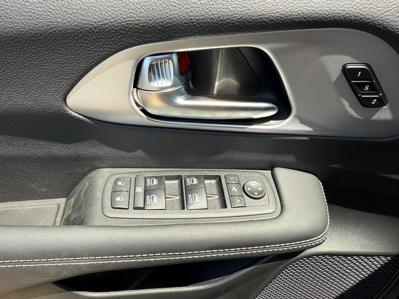 Chrysler Pacifica Vehicle Image 19