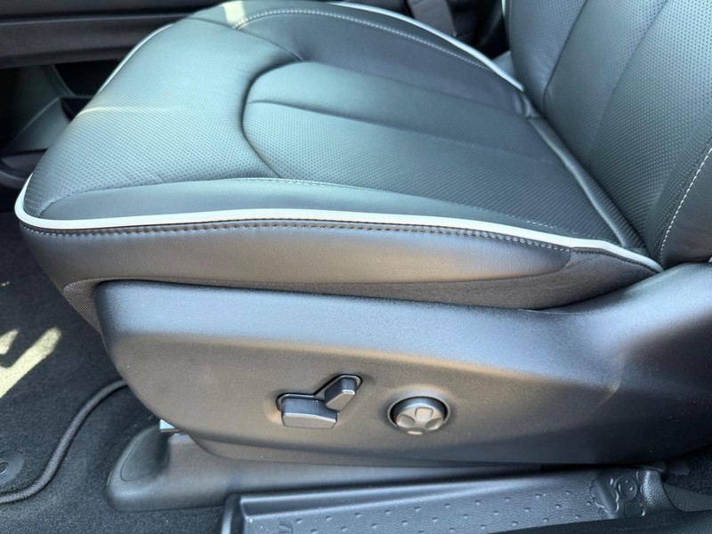 Chrysler Pacifica Vehicle Image 20