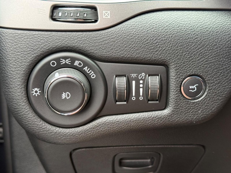 Jeep Cherokee Vehicle Image 23