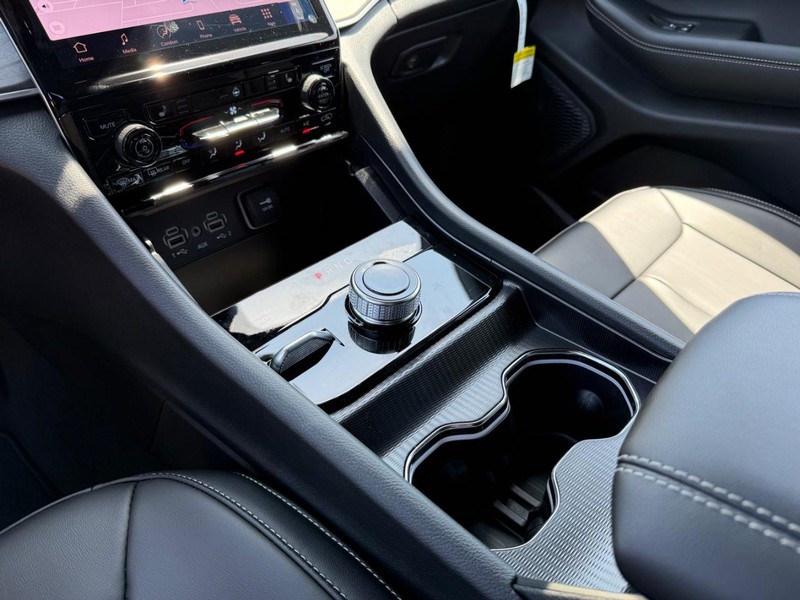 Jeep Grand Cherokee L Vehicle Image 15