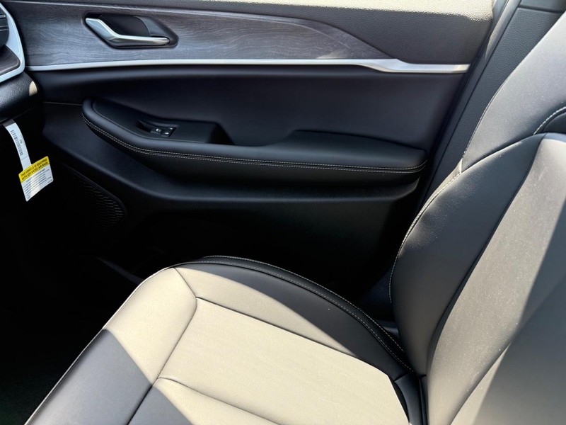 Jeep Grand Cherokee L Vehicle Image 16