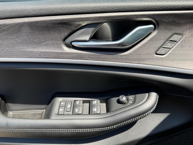 Jeep Grand Cherokee L Vehicle Image 19