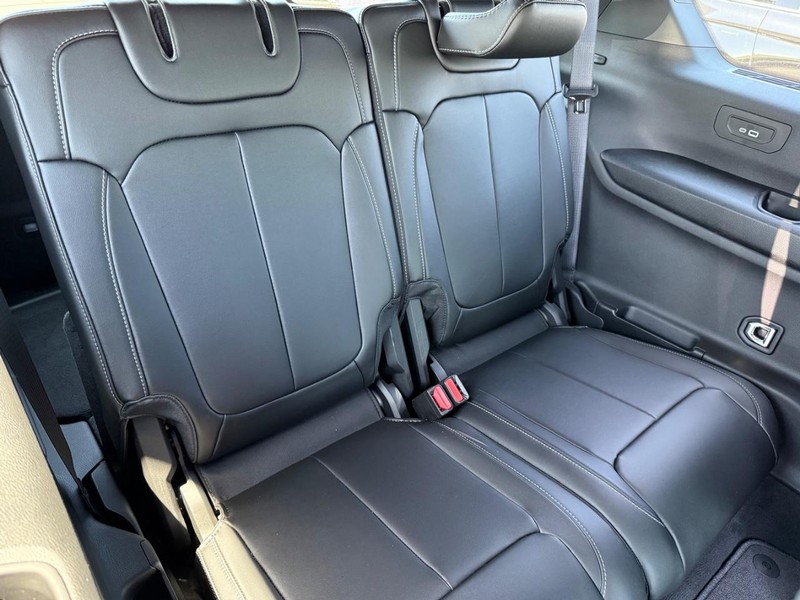 Jeep Grand Cherokee L Vehicle Image 05