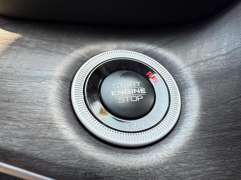 Jeep Grand Cherokee L Vehicle Image 10