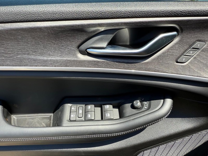 Jeep Grand Cherokee L Vehicle Image 19