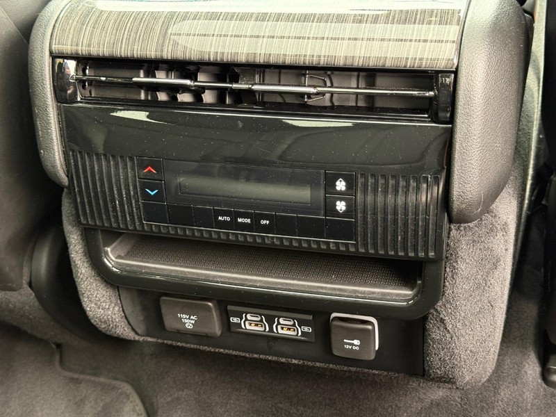 Jeep Wagoneer Vehicle Image 14