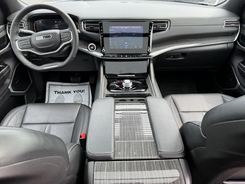Jeep Wagoneer Vehicle Image 15