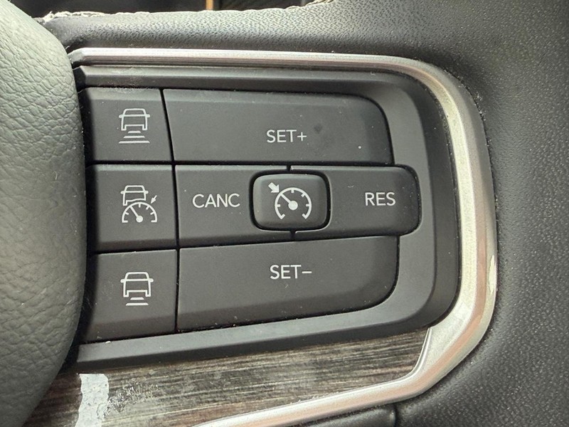 Jeep Wagoneer Vehicle Image 18