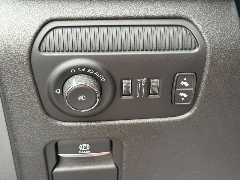 Jeep Wagoneer Vehicle Image 26