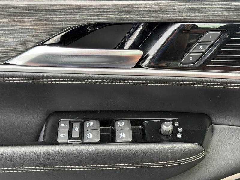 Jeep Wagoneer Vehicle Image 27