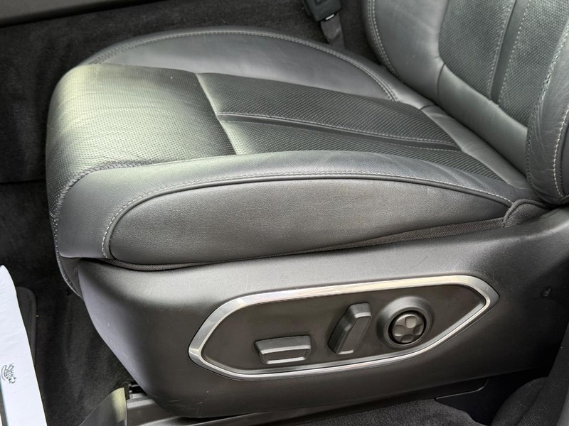 Jeep Wagoneer Vehicle Image 29