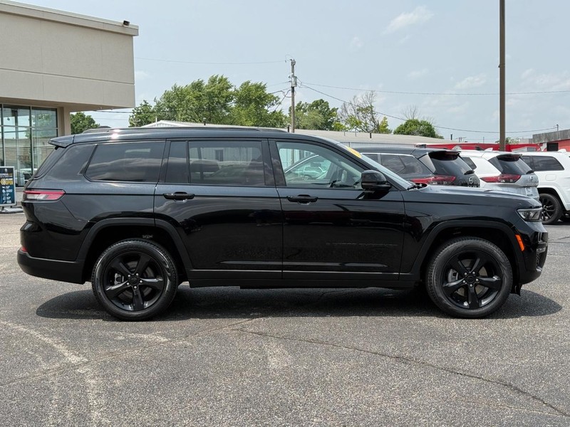 Jeep Grand Cherokee L Vehicle Image 02