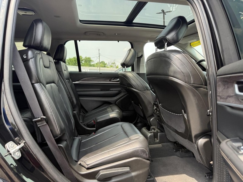 Jeep Grand Cherokee L Vehicle Image 11