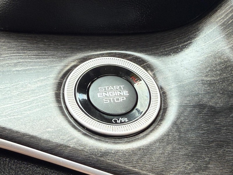 Jeep Grand Cherokee L Vehicle Image 18