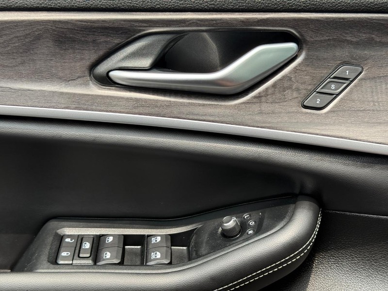 Jeep Grand Cherokee L Vehicle Image 27