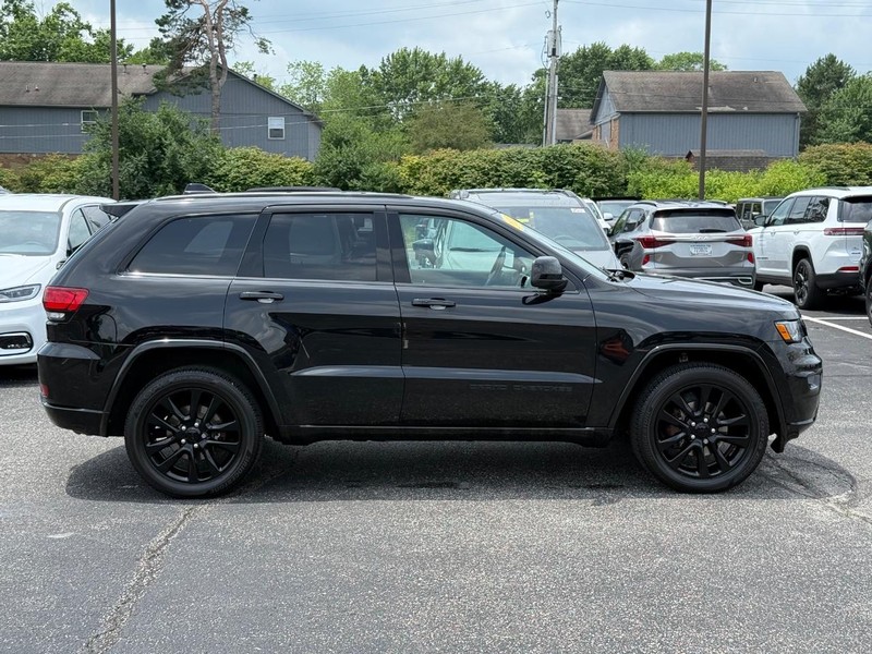 Jeep Grand Cherokee Vehicle Image 02