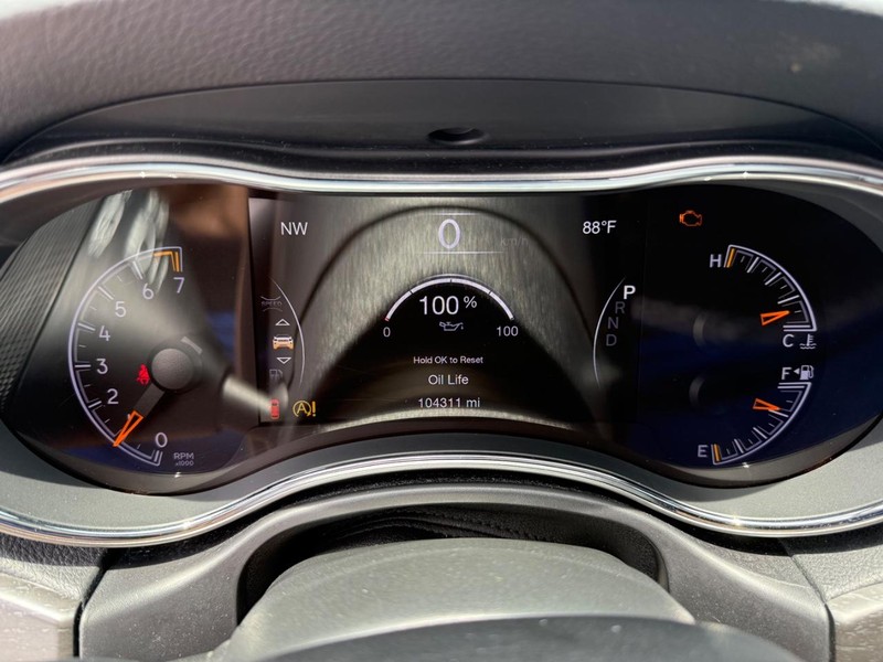 Jeep Grand Cherokee Vehicle Image 24