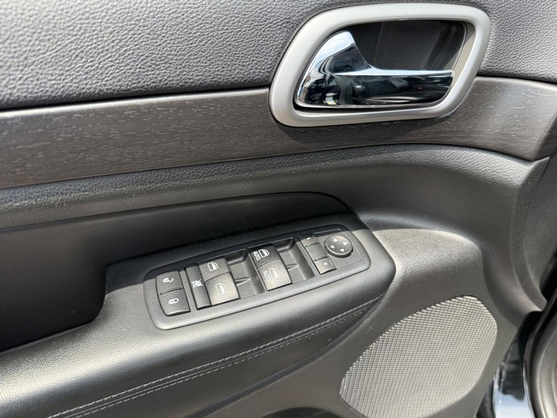 Jeep Grand Cherokee Vehicle Image 26