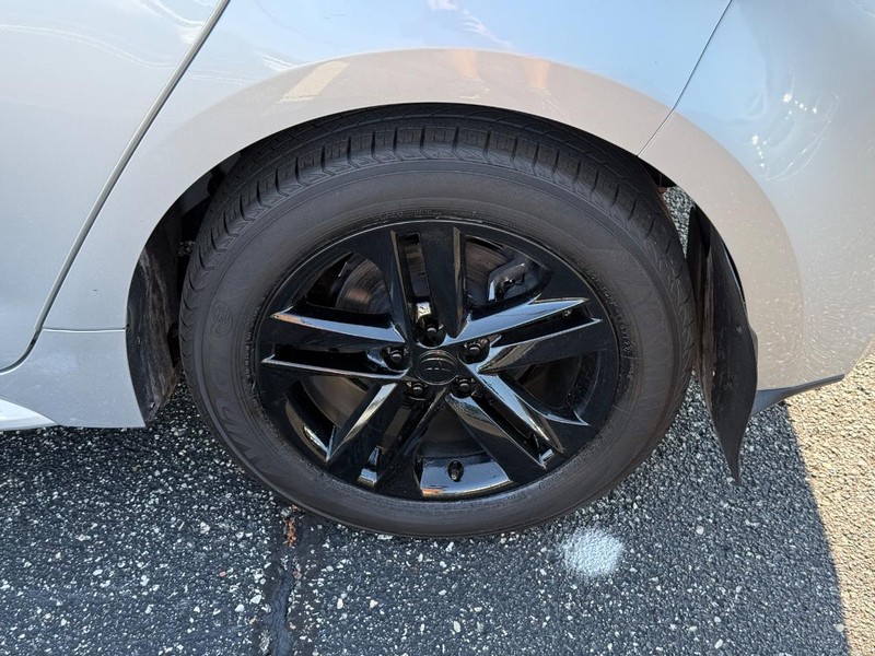 Toyota Corolla Hatchback Vehicle Image 06