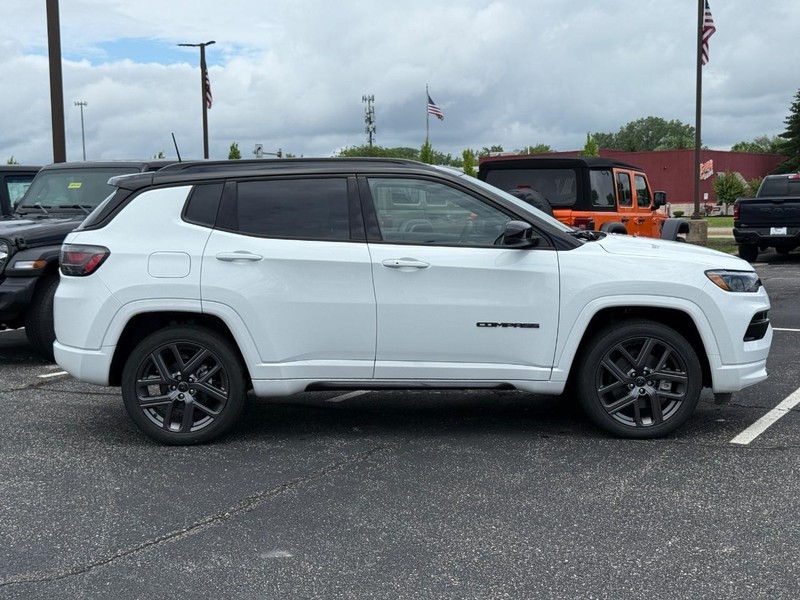 Jeep Compass Vehicle Image 02