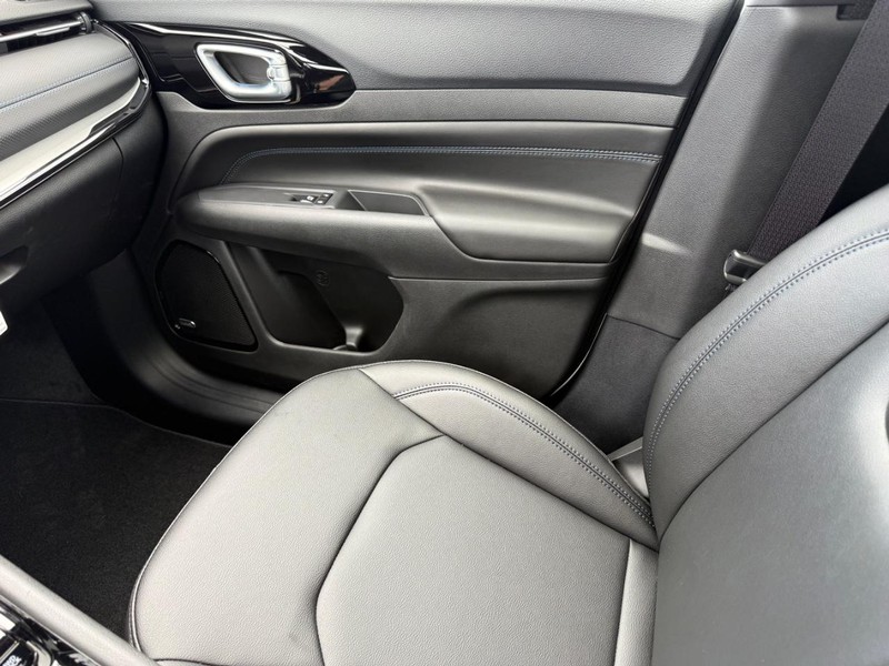 Jeep Compass Vehicle Image 16
