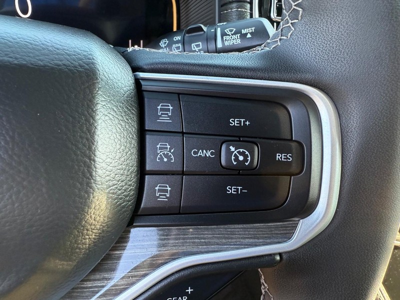 Jeep Wagoneer Vehicle Image 17