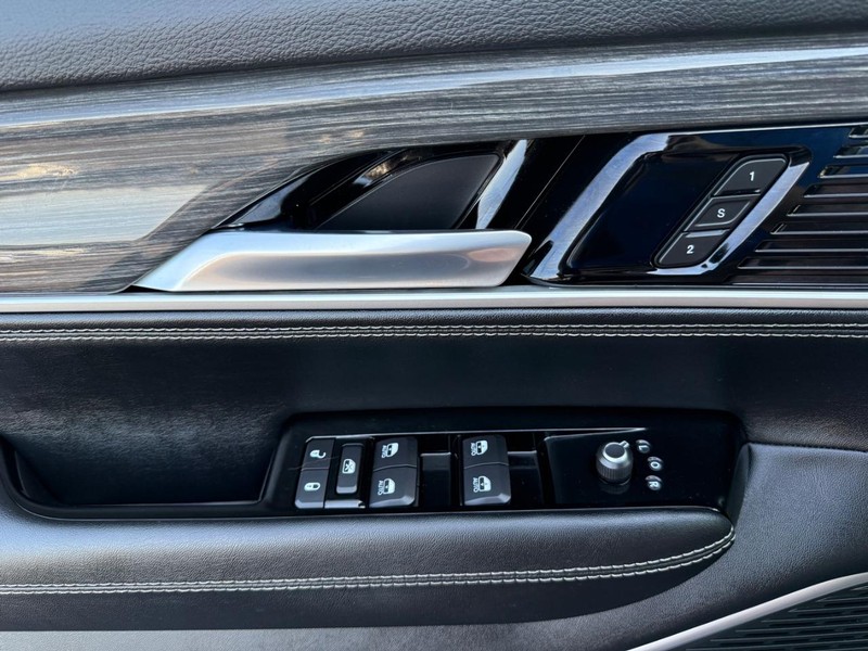Jeep Wagoneer Vehicle Image 26
