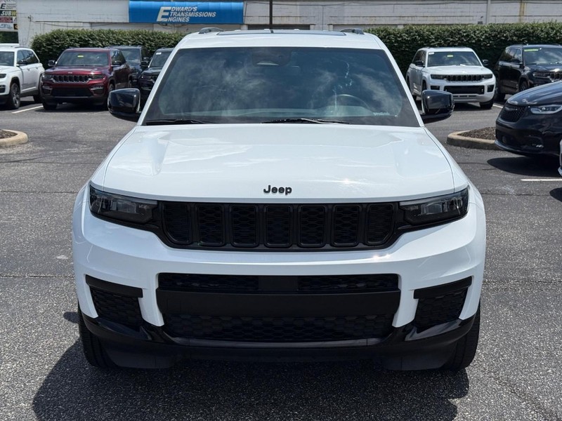 Jeep Grand Cherokee L Vehicle Image 10