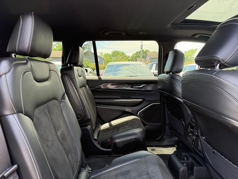 Jeep Grand Cherokee L Vehicle Image 11