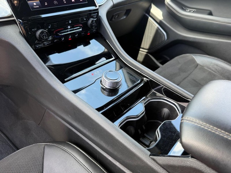 Jeep Grand Cherokee L Vehicle Image 23