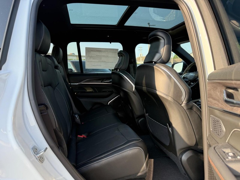 Jeep Grand Cherokee Vehicle Image 05