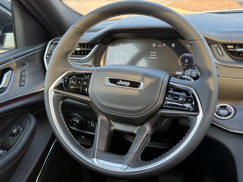 Jeep Grand Cherokee Vehicle Image 09