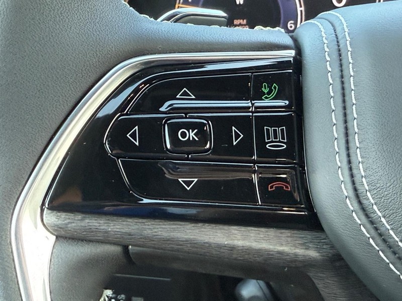 Jeep Grand Cherokee Vehicle Image 10