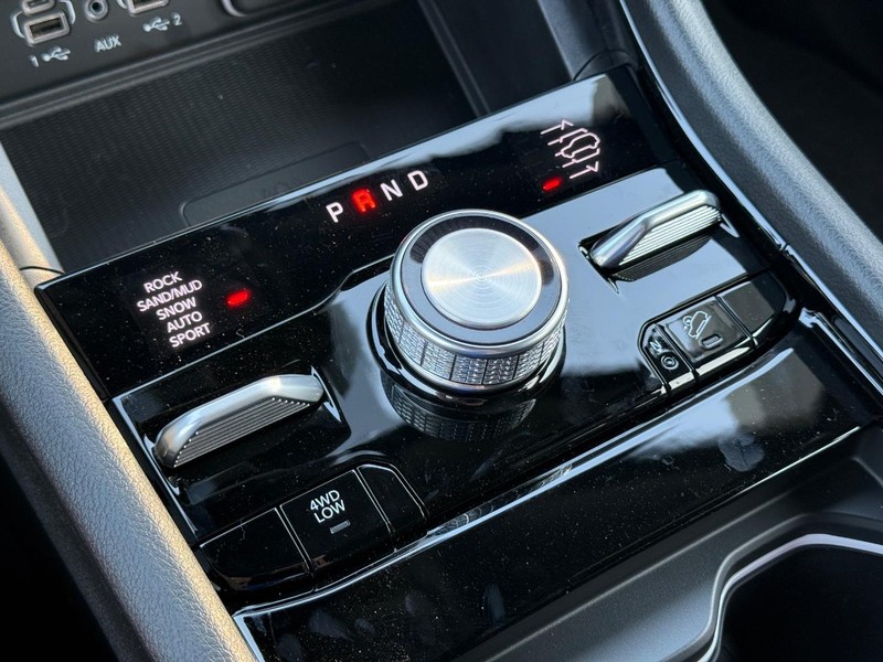 Jeep Grand Cherokee Vehicle Image 16