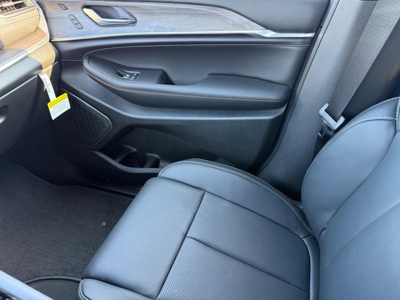 Jeep Grand Cherokee Vehicle Image 17