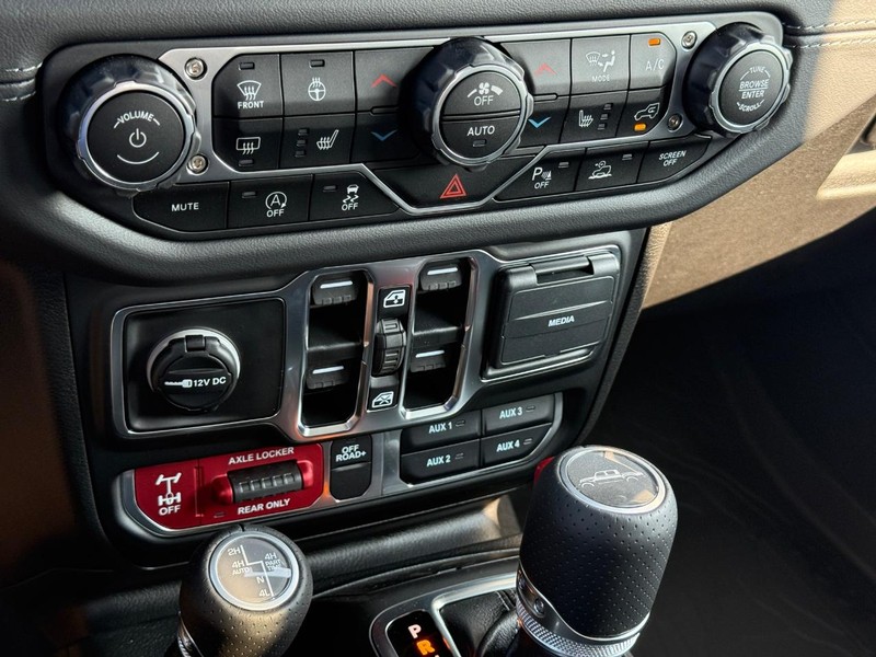 Jeep Gladiator Vehicle Image 16