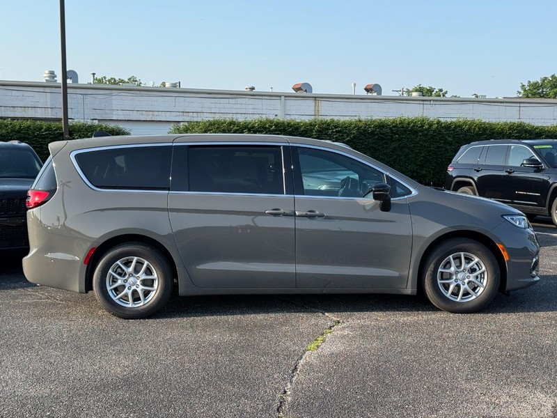Chrysler Pacifica Vehicle Image 02