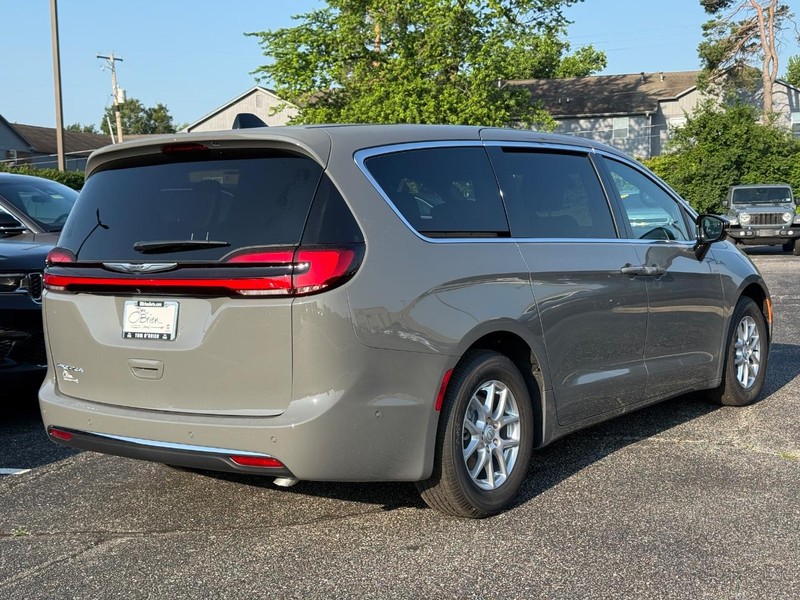 Chrysler Pacifica Vehicle Image 03