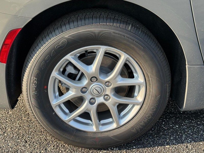 Chrysler Pacifica Vehicle Image 04