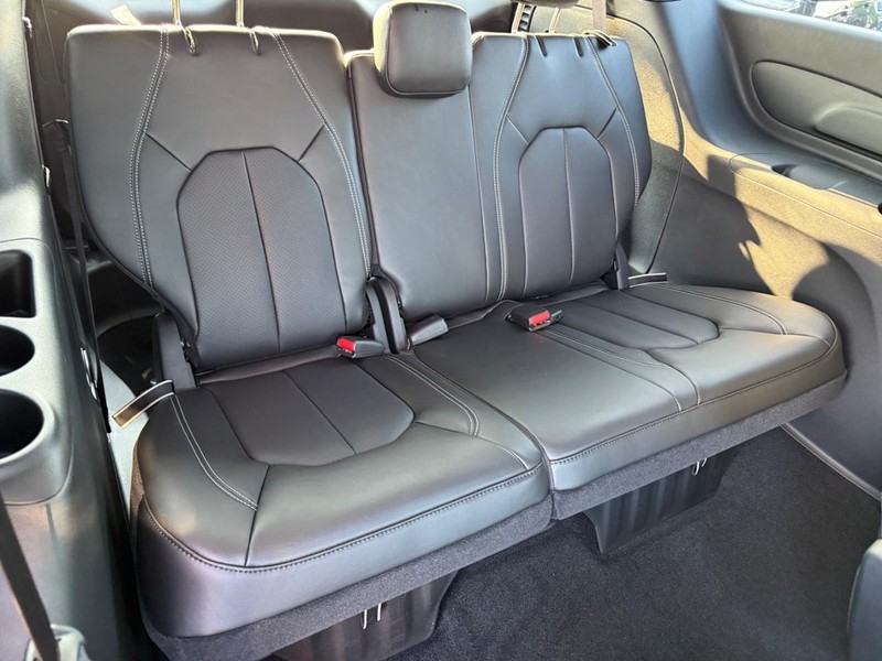 Chrysler Pacifica Vehicle Image 05