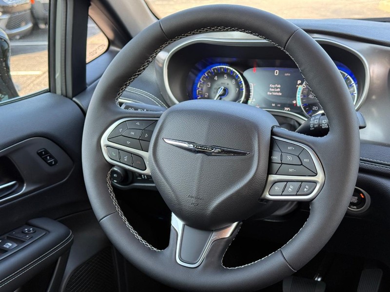 Chrysler Pacifica Vehicle Image 08