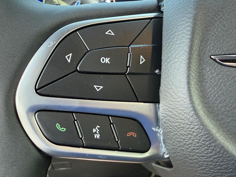 Chrysler Pacifica Vehicle Image 09