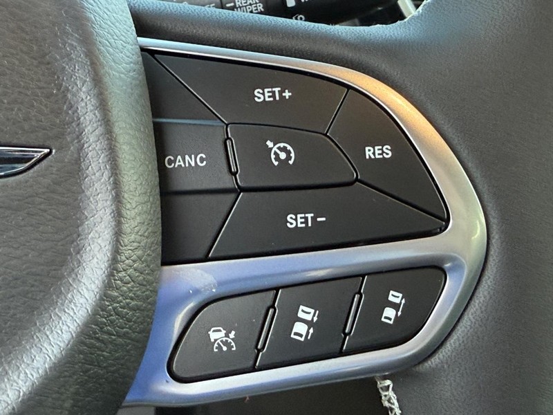 Chrysler Pacifica Vehicle Image 10