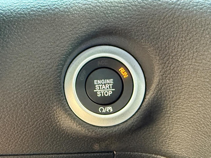 Chrysler Pacifica Vehicle Image 11