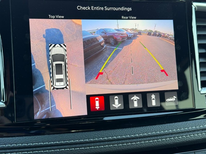 Chrysler Pacifica Vehicle Image 14