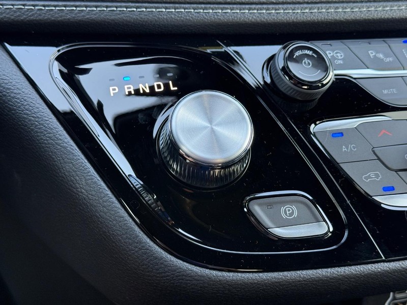 Chrysler Pacifica Vehicle Image 15
