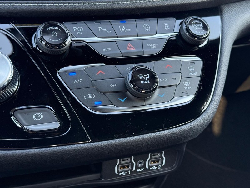 Chrysler Pacifica Vehicle Image 16
