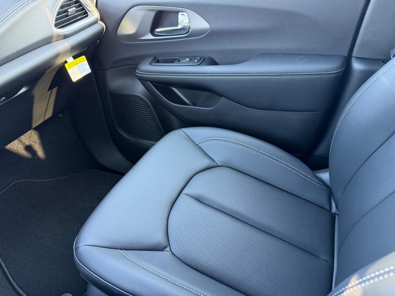 Chrysler Pacifica Vehicle Image 17