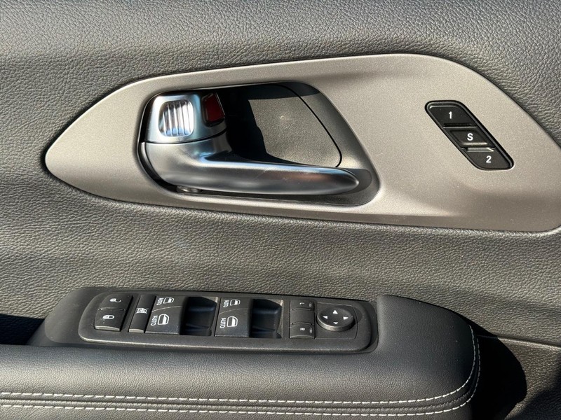 Chrysler Pacifica Vehicle Image 18